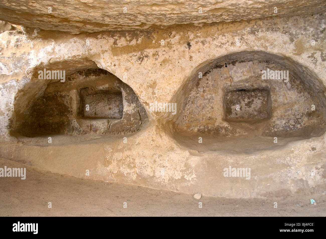 Grotta preistorica abitazioni di Matala, Creta, Grecia, Europa Foto Stock