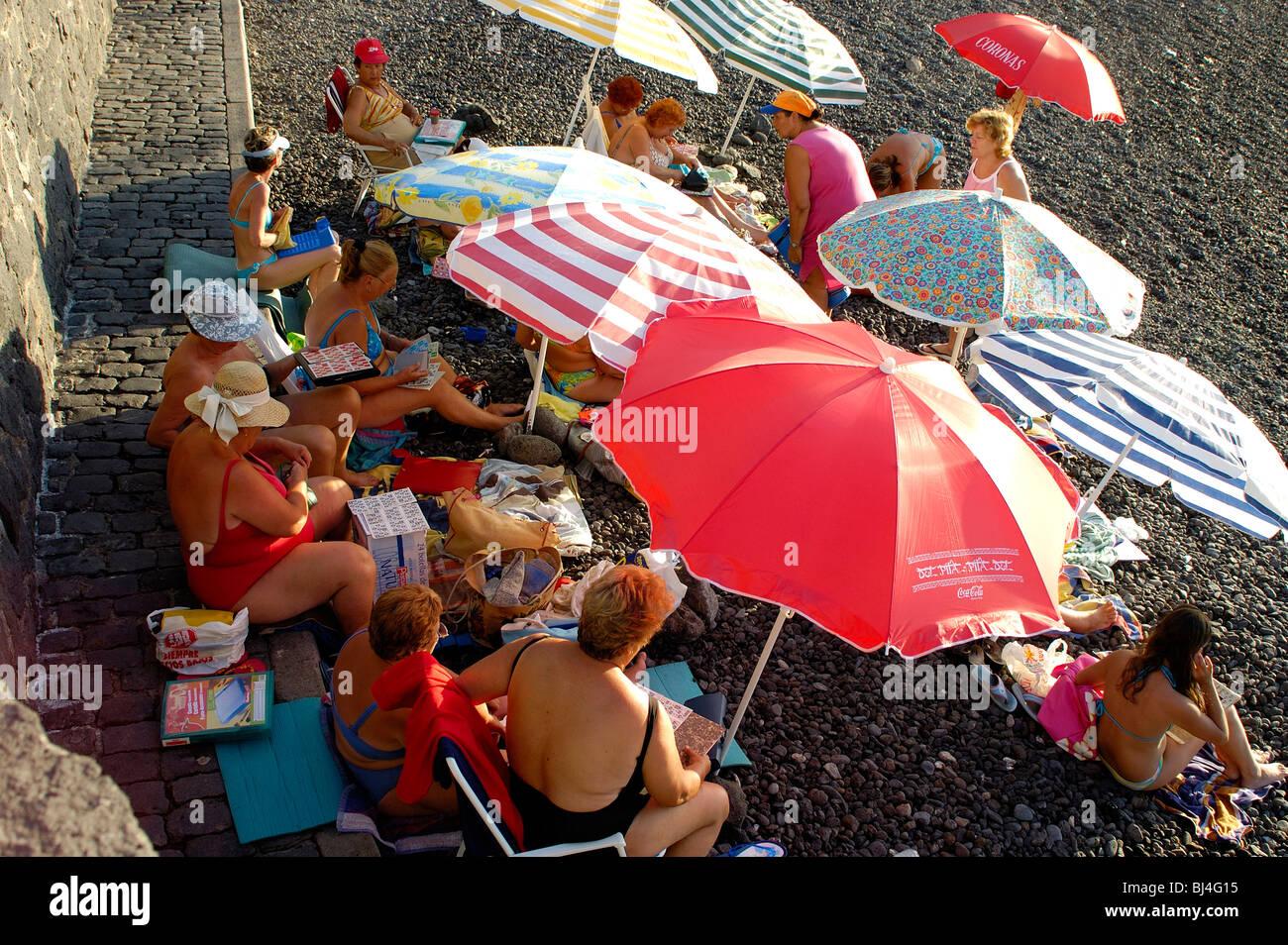 Spagna Isole Canarie Tenerife Puerto de la Cruz, spiaggia di Porto Vecchio, gruppo di vecchie signore spagnolo Foto Stock