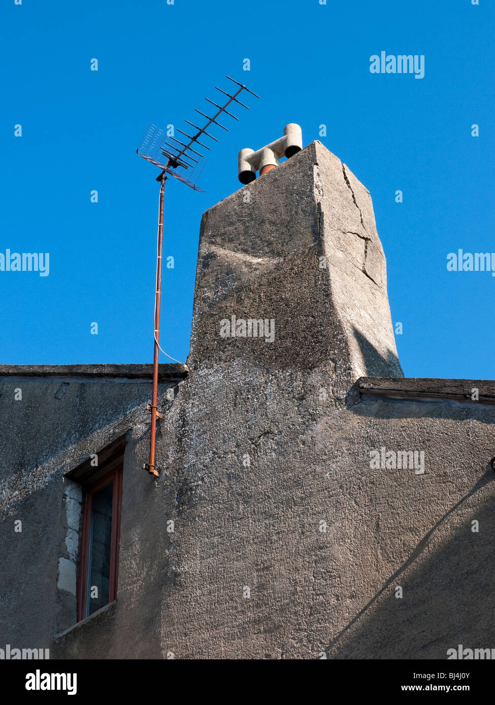 Vecchia antenna televisiva e a forma di H chimney pot - Francia. Foto Stock