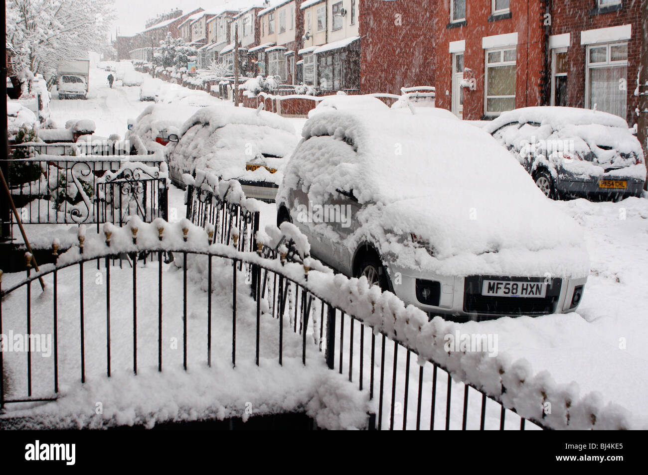 Neve pesante copertura auto parcheggiata in una strada nel Regno Unito Foto Stock