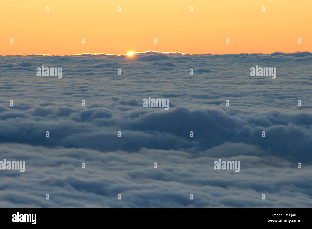 Spagna Isole Canarie Tenerife Teide National Park, vista sul mare di nubi del commercio vento al tramonto Foto Stock