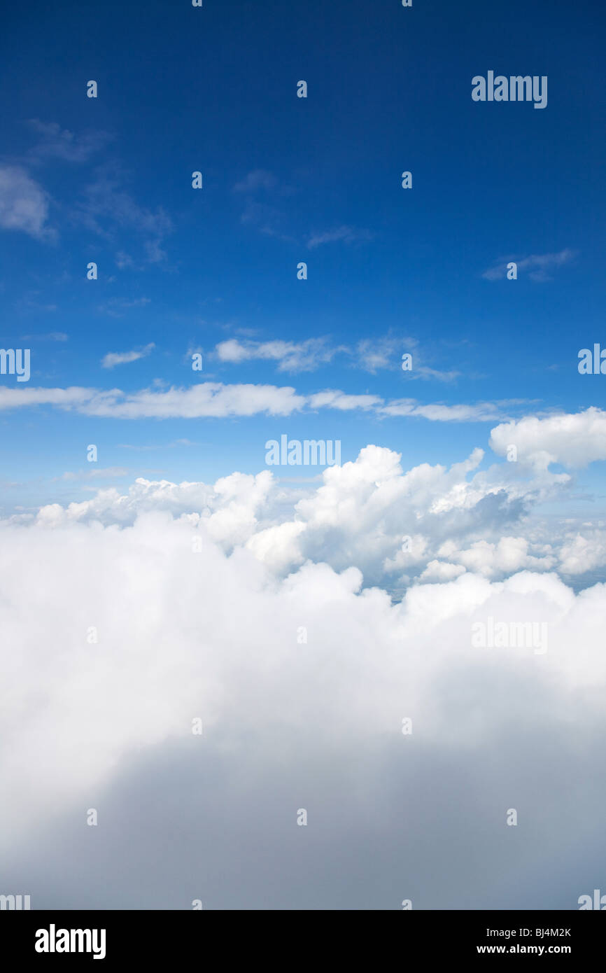 Cielo blu e nuvole. Vista dalla montagna alta sopra le nuvole. Foto Stock