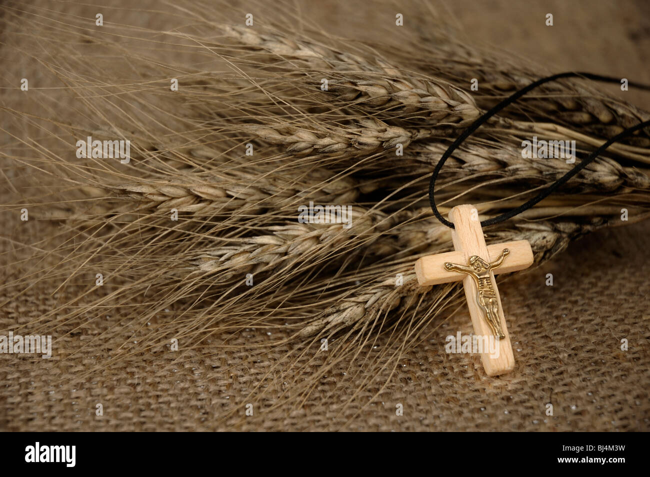 Una croce cristiana su spighe di grano - concezione religiosa Foto Stock