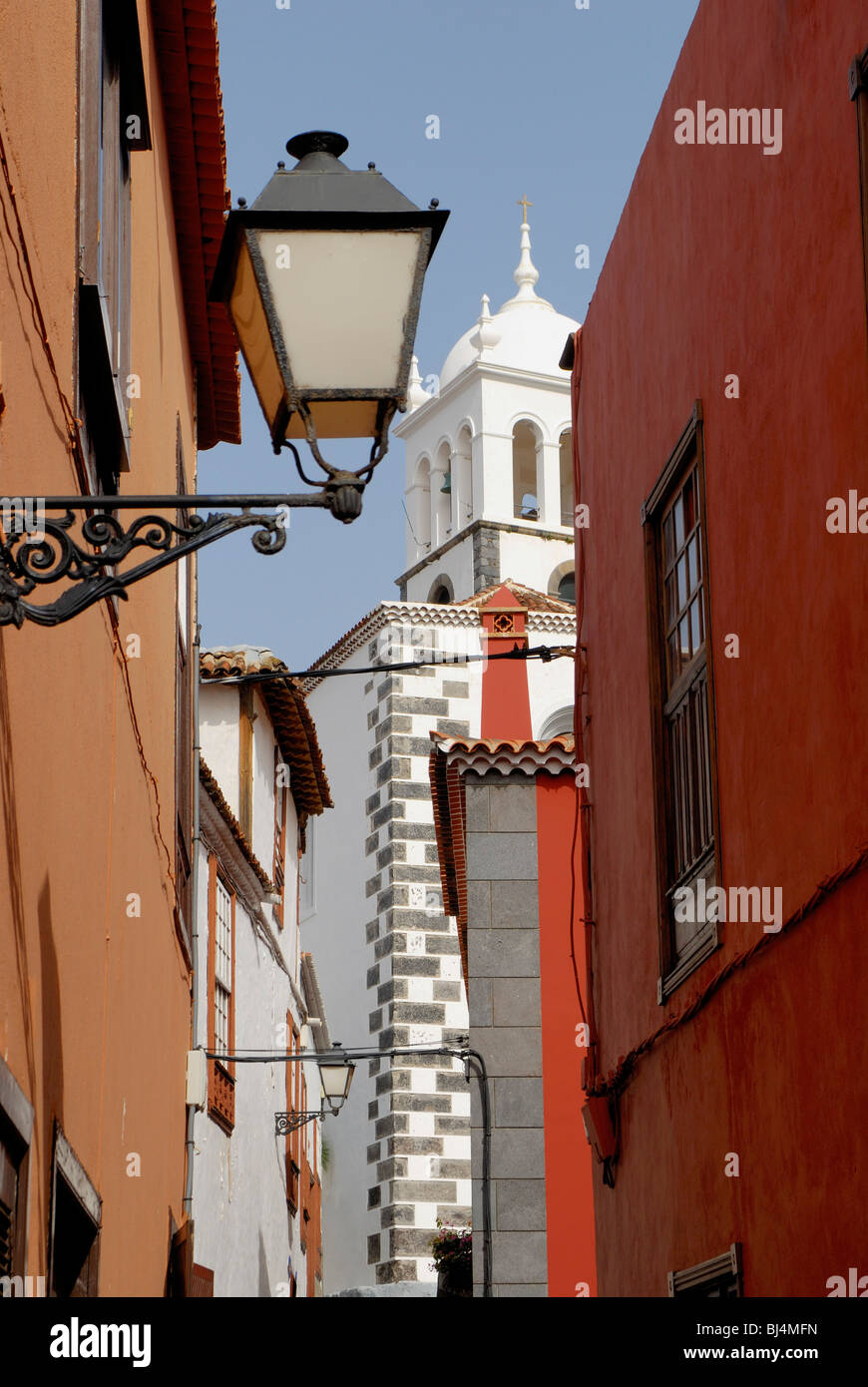 Spagna Isole Canarie Tenerife Garachico, old town lane con Matriz de Santa Ana chiesa Foto Stock