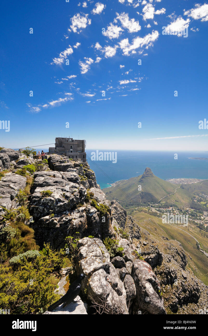 Stazione a monte della cabinovia di Table Mountain, vista dalla Montagna della Tavola su Mt. Testa di leone, Cape Town, Western Cape, Sud un Foto Stock