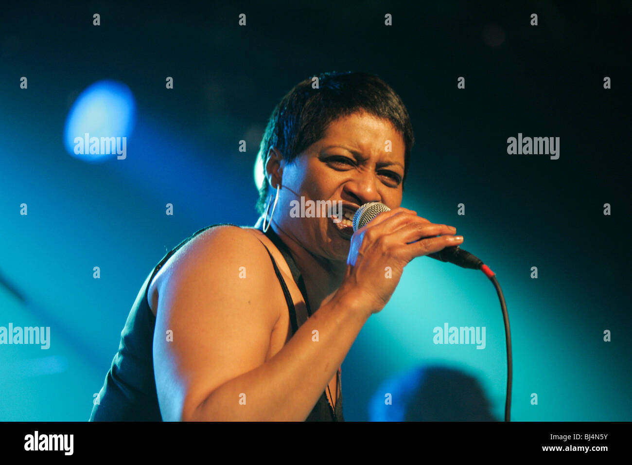 Freda Goodlett, cantante e donna anteriore della US-Swiss funk e soul band Funky di Fraternità a vivere la musica Winterfestival fe Foto Stock