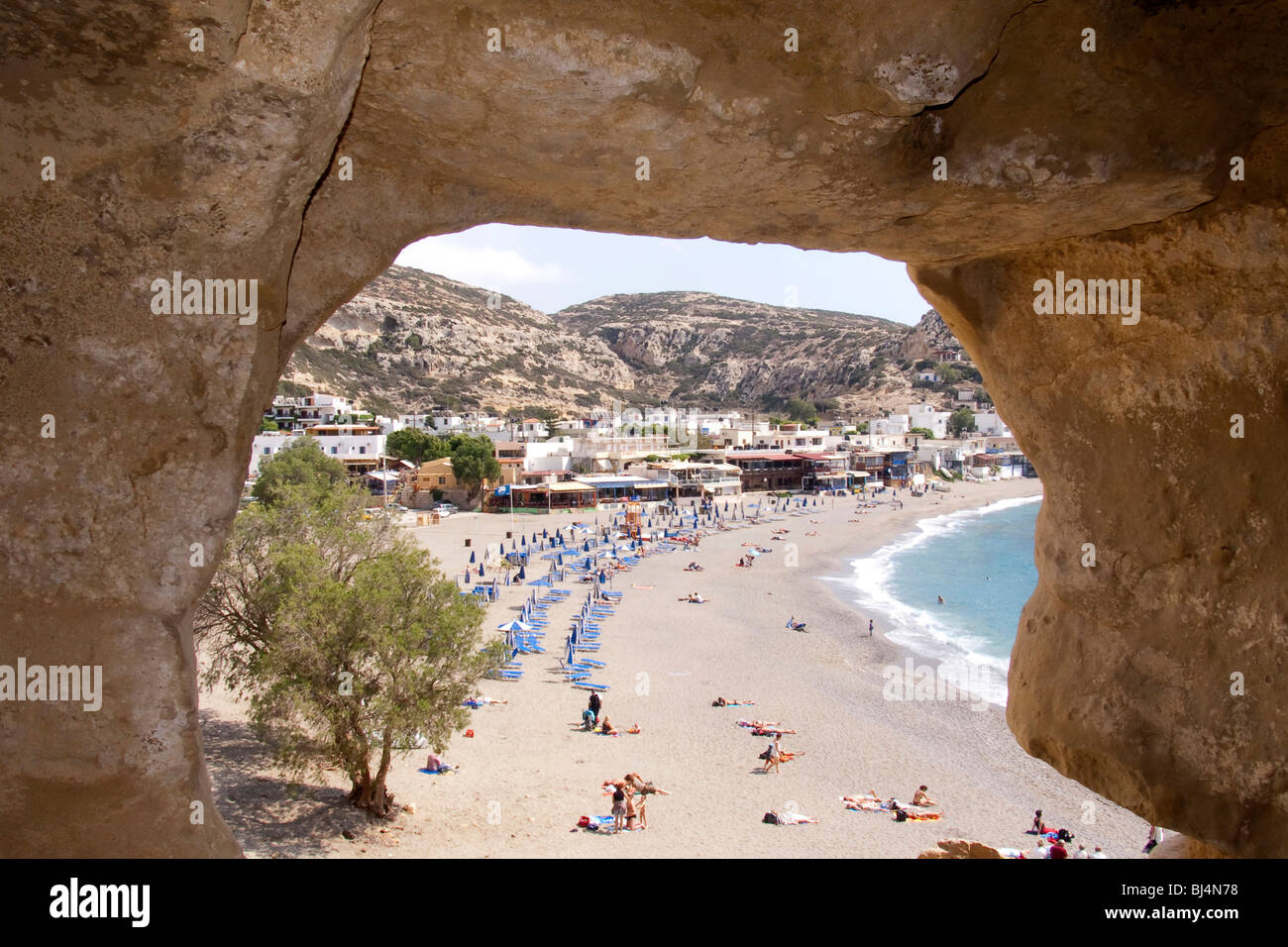 Vista di Matala dalla grotta preistorica abitazioni di Matala, Creta, Grecia, Europa Foto Stock