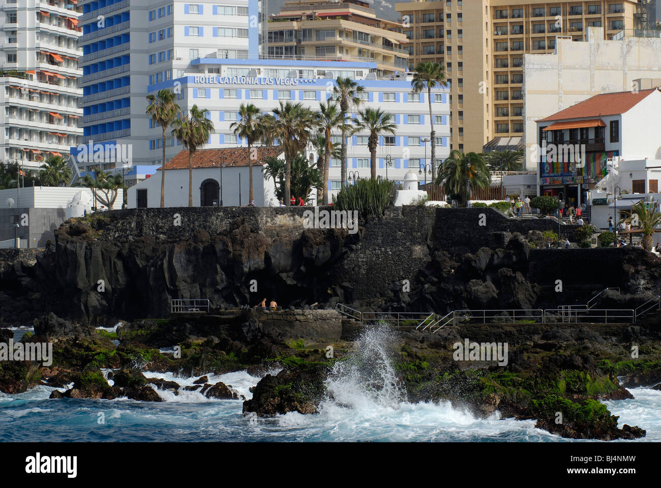 Spagna Isole Canarie Tenerife Puerto de la Cruz, vista sulla spiaggia rocciosa e San Telmo e alberghi Foto Stock