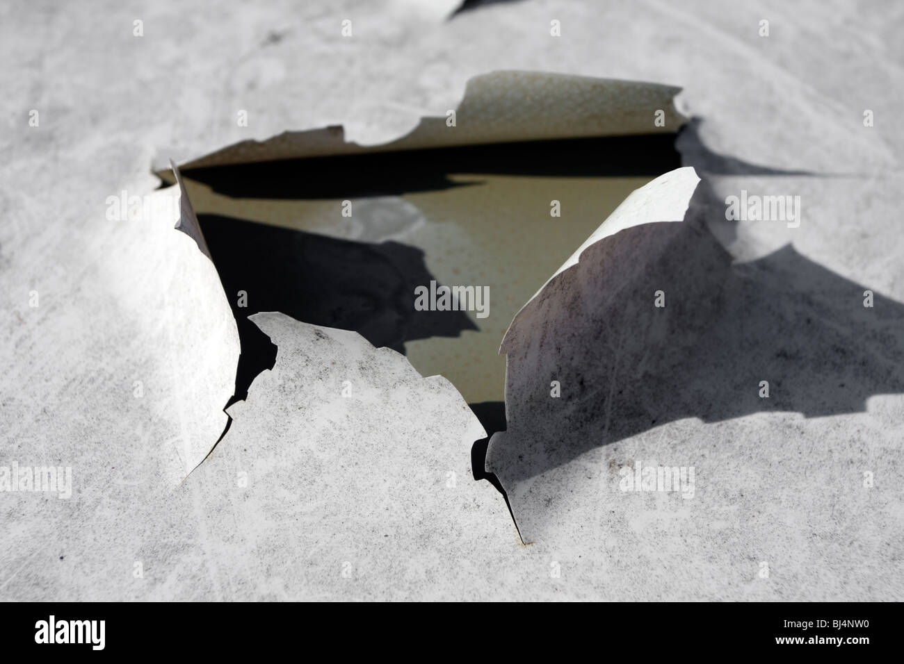 Peeling vernice bianco, colorato con macchie nere di sporcizia e di stampo. Foto Stock