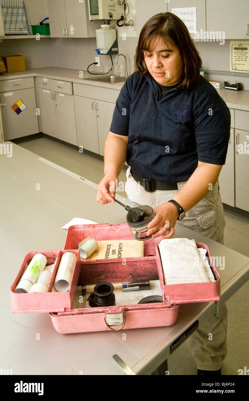 Una donna forensics tecnico prepara una impronta digitale per uso in campo al Santa Ana, California, Dipartimento di Polizia. Foto Stock