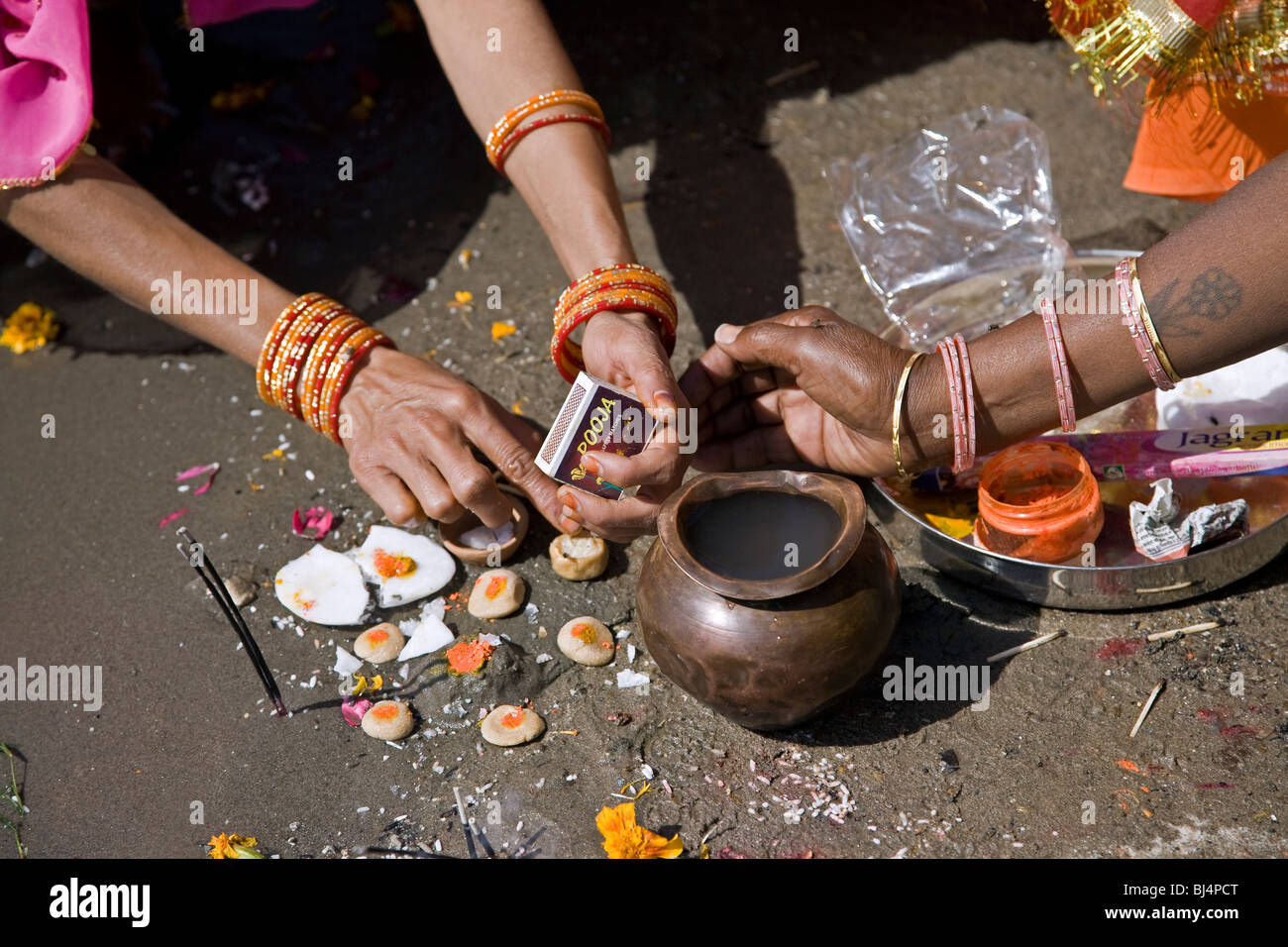 Donne indù facendo un rituale puja (Gange offerta). Di Allahabad. India Foto Stock