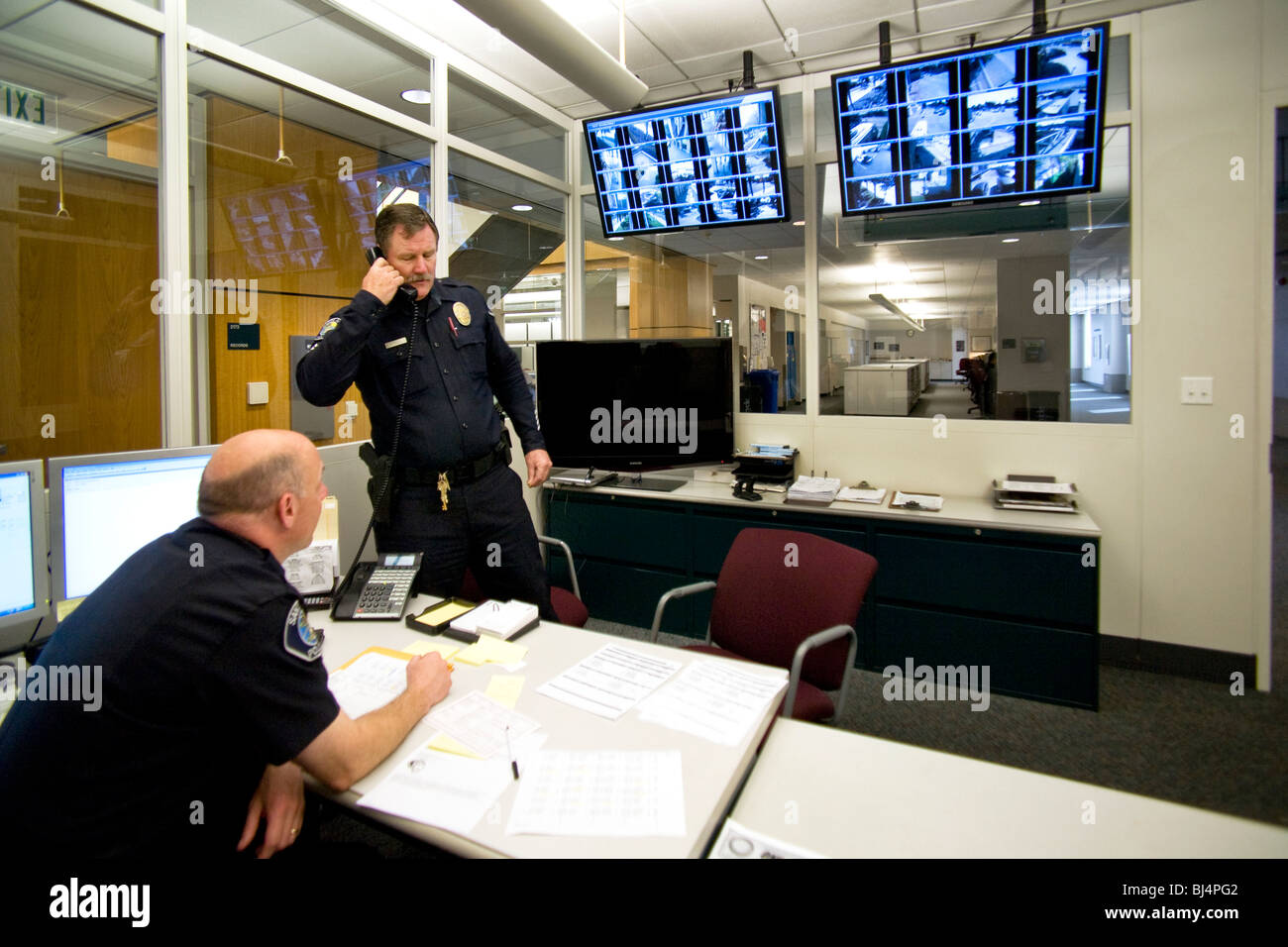Comando centrale presso la Santa Ana, California, sede della polizia utilizza multi-immagine di schermi video per monitorare le aree di protezione. Foto Stock