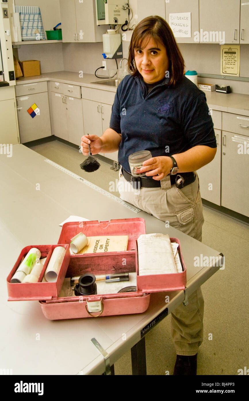 Una donna forensics tecnico prepara una impronta digitale per uso in campo al Santa Ana, California, Dipartimento di Polizia. Foto Stock