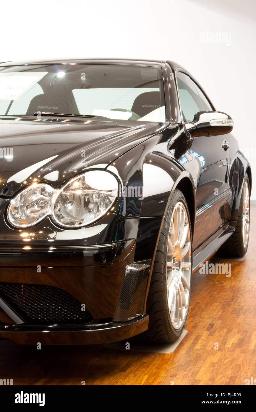 Vista frontale di nero sport auto Mercedes AMG Mercedes Museum di Stoccarda Germania Foto Stock