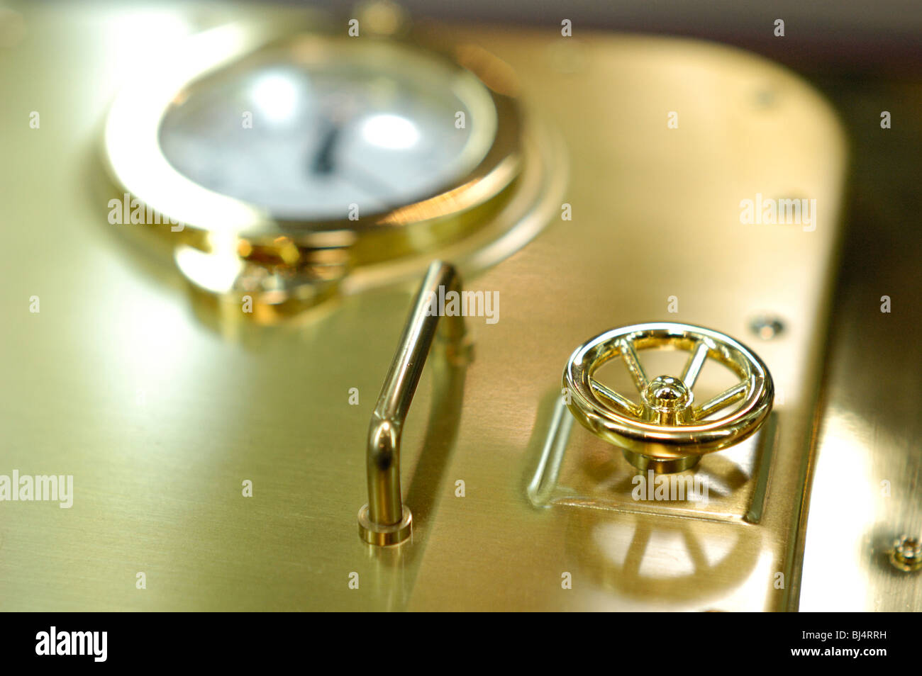 Golden decorativo shining vault porta. Deposito, risparmi, bancario, il concetto di sicurezza. Macro con profondità di campo Foto Stock