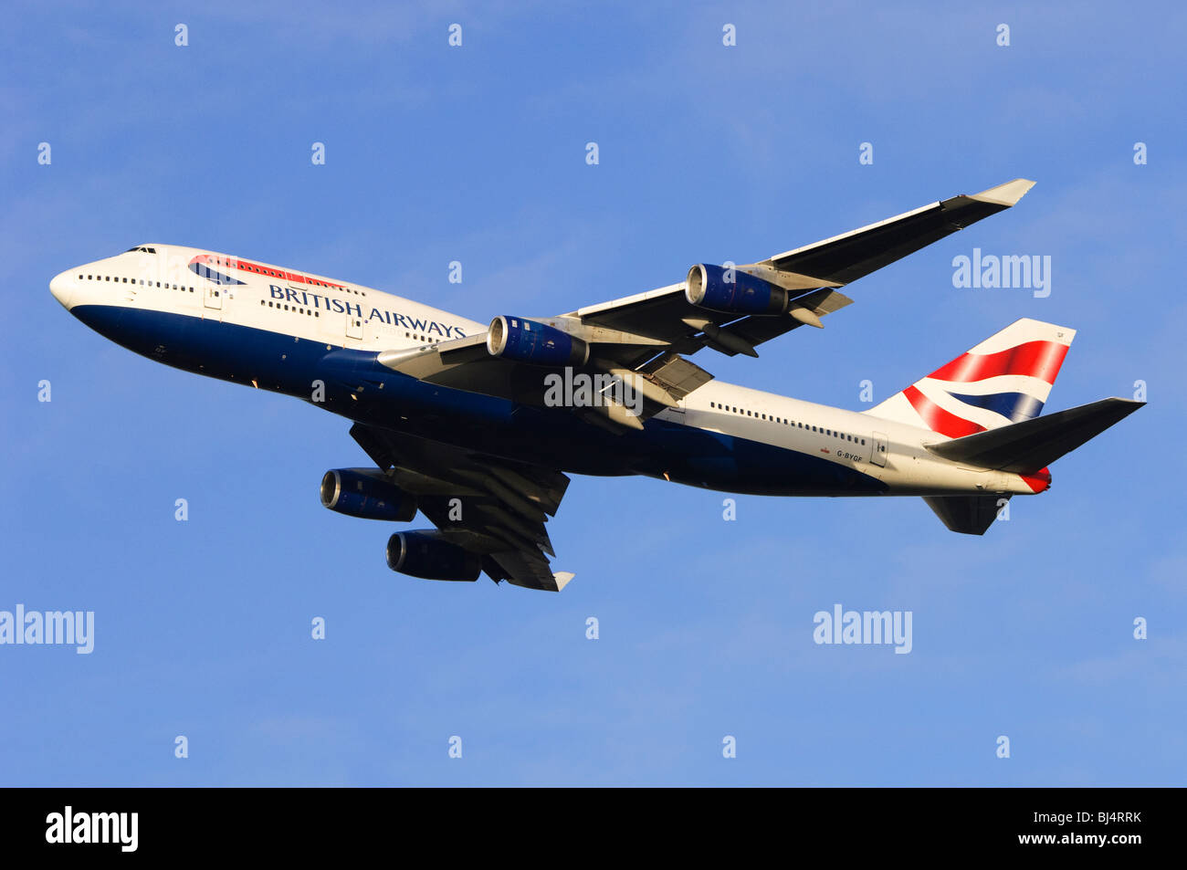 Boeing 747 operati da British Airways arrampicata fuori dal decollo all'Aeroporto di Londra Heathrow Foto Stock