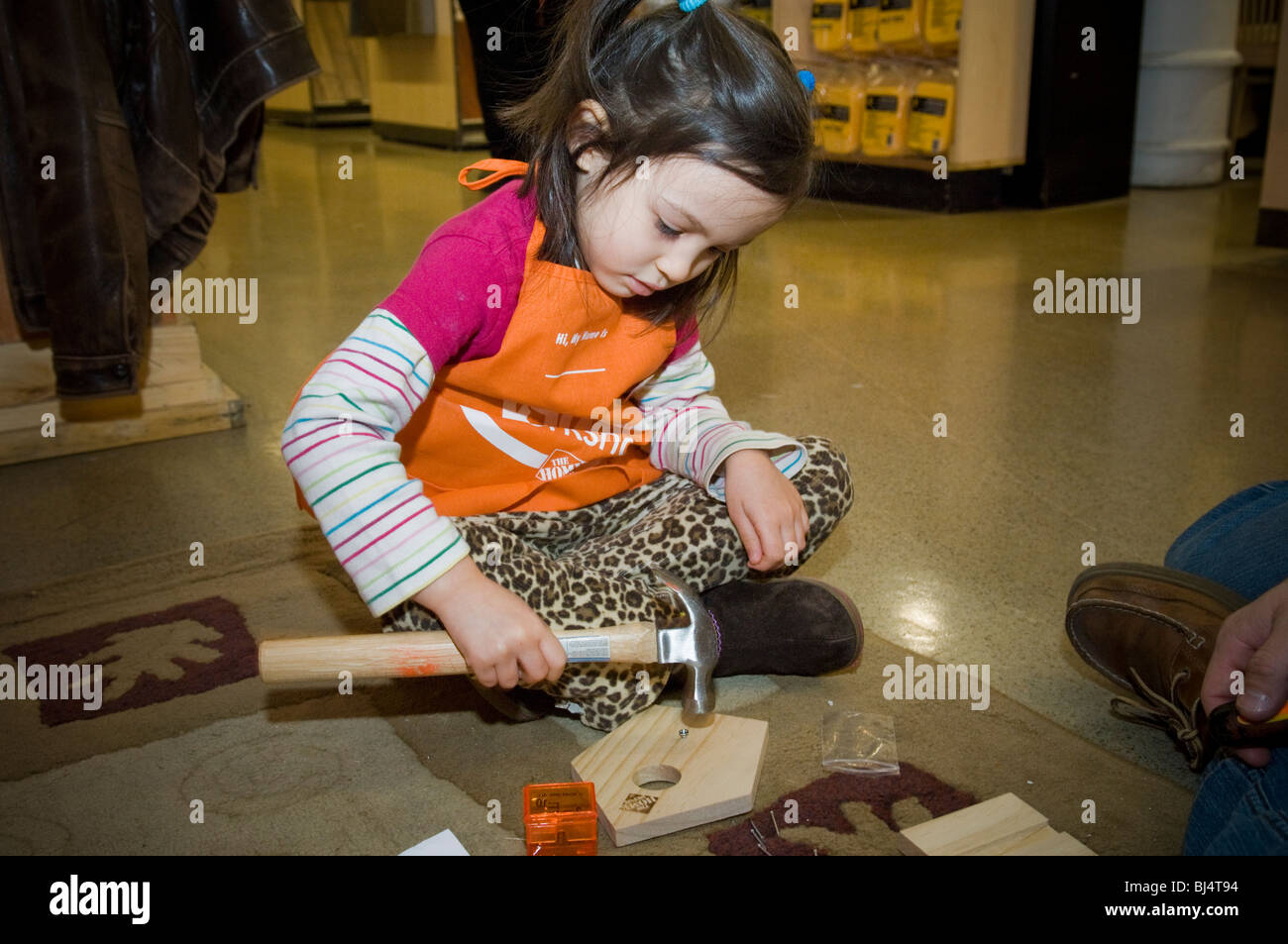 Tre anni con assistenza da suo padre, costruisce un pluviometro ad un Workshop per bambini in New York Foto Stock