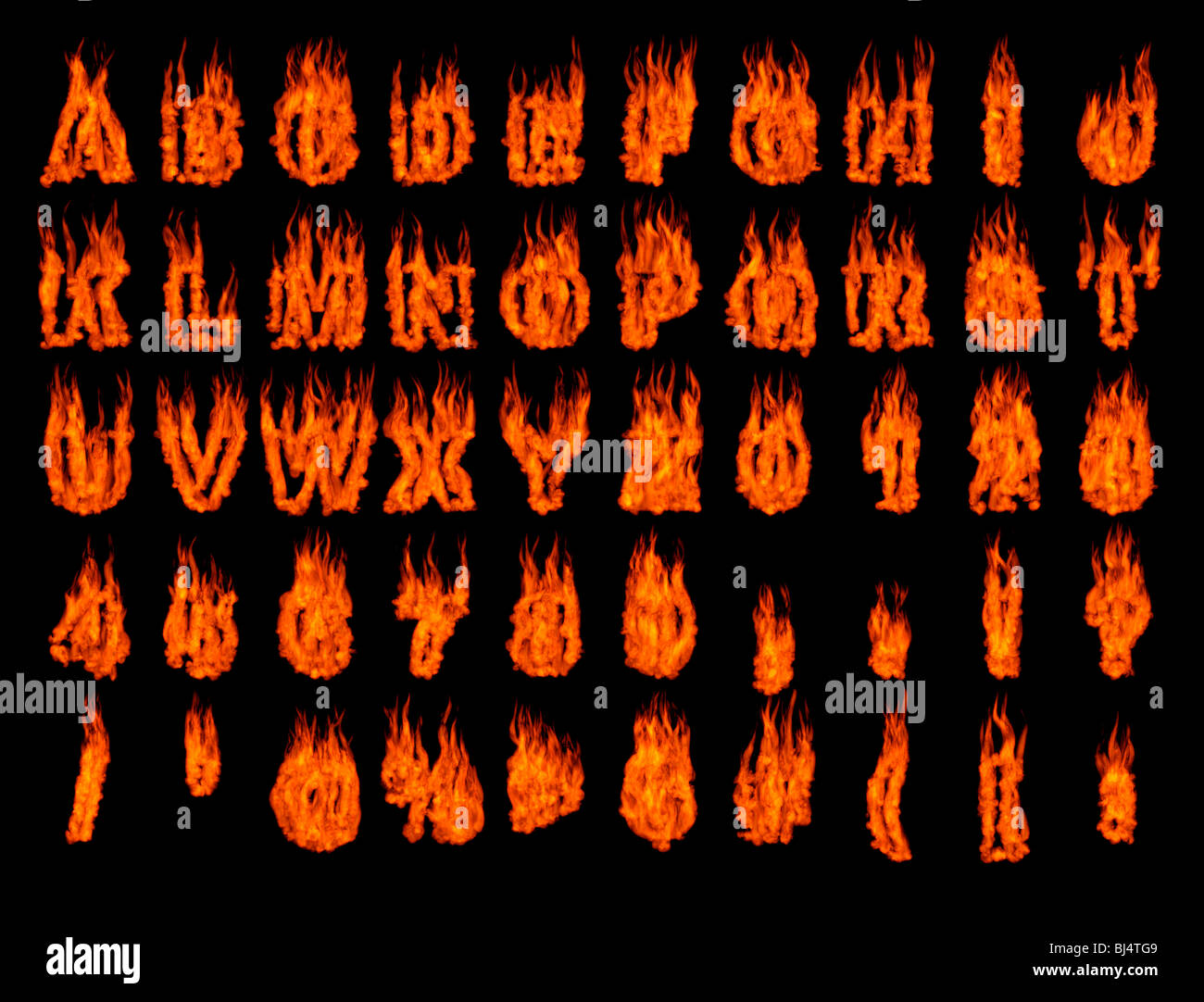 La masterizzazione di alfabeto lettere e numeri di sagome isolati su sfondo nero. Resa in 3D illustrazione Foto Stock