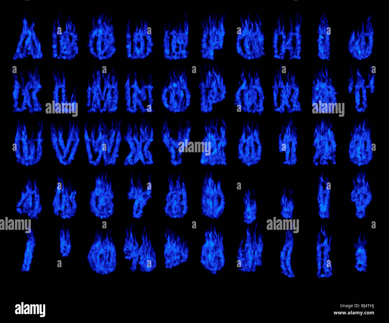 Masterizzazione di alfabeto blu lettere e numeri di sagome isolati su sfondo nero. Resa in 3D illustrazione Foto Stock