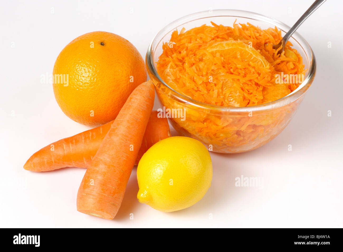 Appetitosi grattugiato marocchina Insalata di carote con arancia ancora vita isolata su bianco Foto Stock