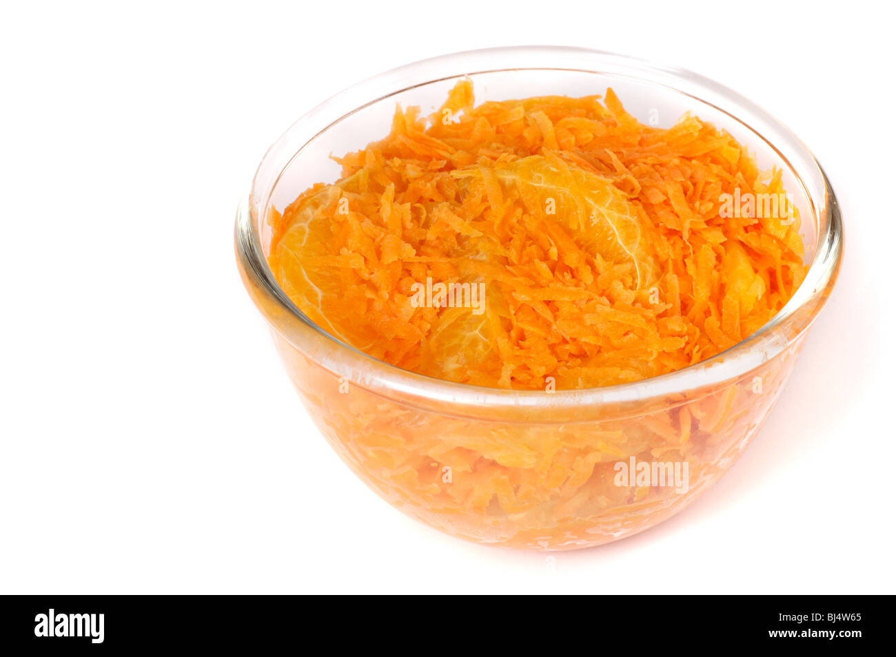 Grattugiato marocchina Insalata di carote con la scorza di arancia isolato su bianco Foto Stock