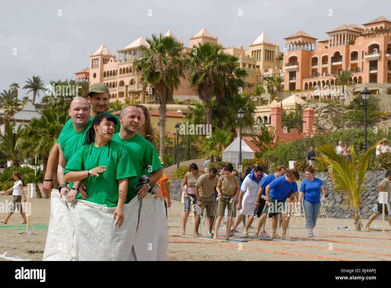 Spagna Isole Canarie Tenerife Costa Adeje, Playa El Duque, animazione in spiaggia, attività sportive, sacco gara Foto Stock