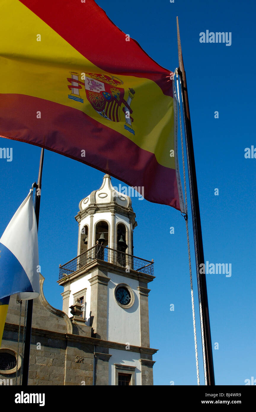 Spagna Isole Canarie Tenerife Granadilla de Abona, chiesa torre, bandiera spagnola Foto Stock