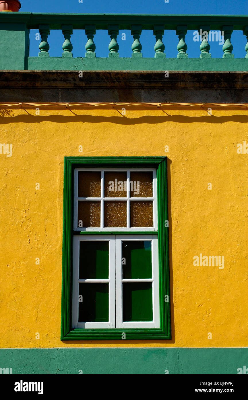 Spagna Isole Canarie Tenerife Granadilla de Abona, casa gialla parete, finestra verde Foto Stock
