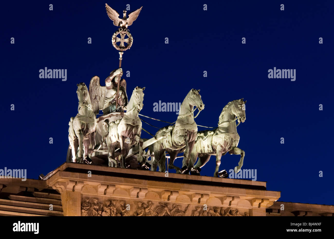 Una quadriga, o quattro-carrozza a cavalli, in cima alla porta di Brandenberg (Brandemburg Tor), Pariser Platz, Berlin-Mitte, Germania Foto Stock