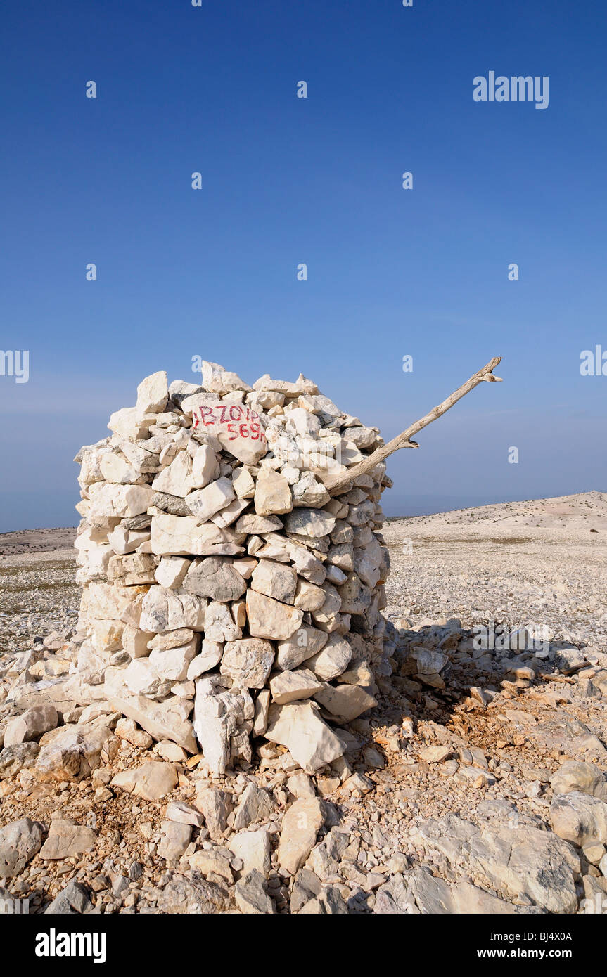 Rock cairn sulla montagna vertice Obzova, devastazione del carso paesaggio, isola di Krk, Croazia Foto Stock