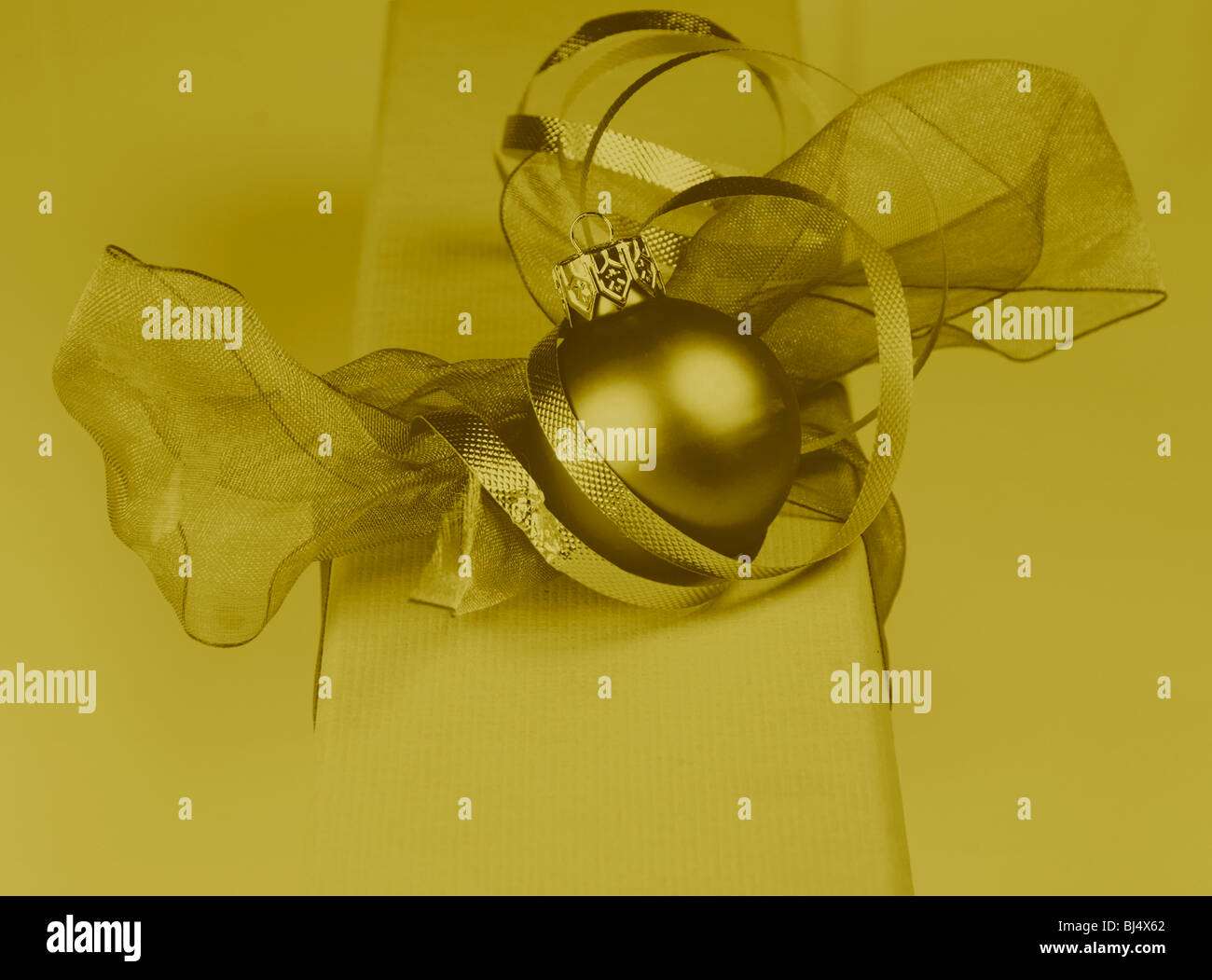 Decorazione per albero di Natale e il nastro sulla confezione, duo tone Foto Stock