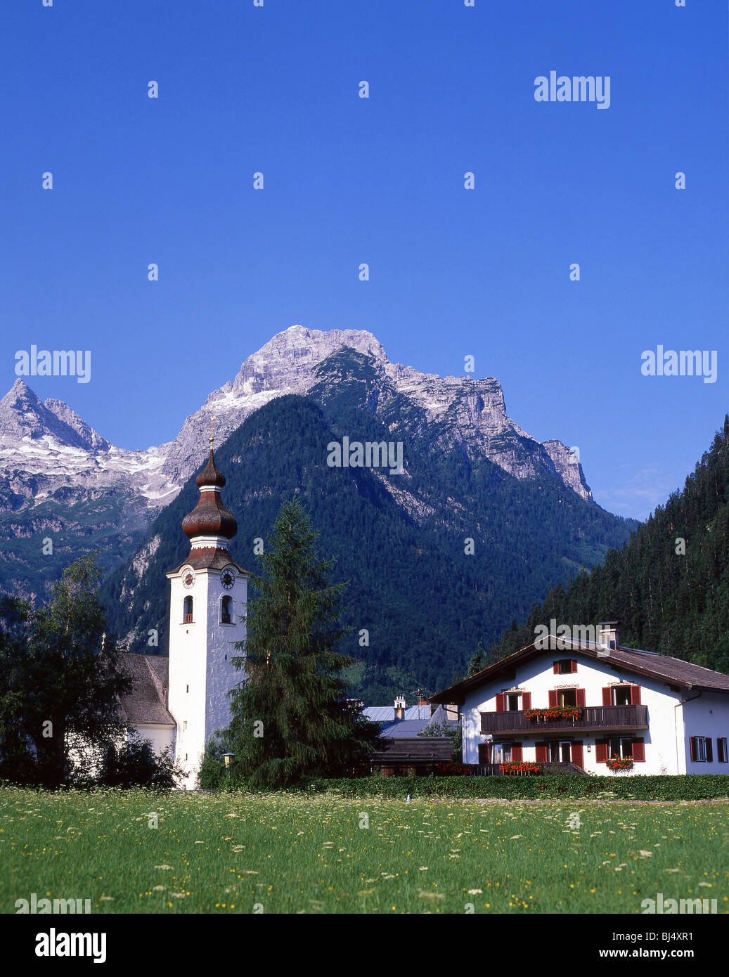 Chiesa e montagne della Madonna del Rosario, Lofer, Stato di Salisburgo, Repubblica d'Austria Foto Stock