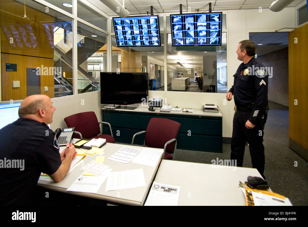 Comando centrale presso la Santa Ana, California, sede della polizia utilizza multi-immagine di schermi video per monitorare le aree di protezione. Foto Stock