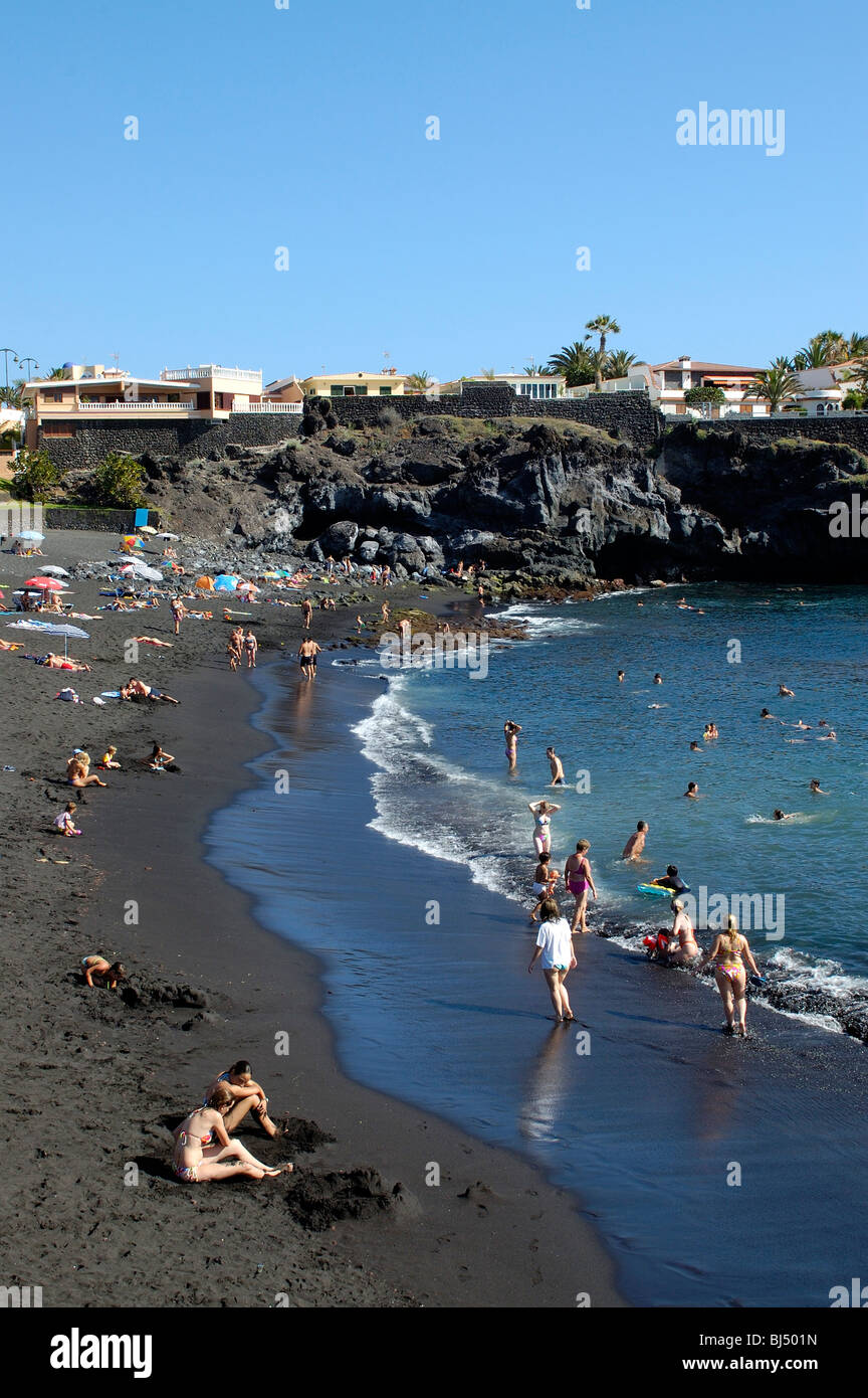 Spagna Isole Canarie Tenerife Puerto de Santiago, la spiaggia di sabbia nera Foto Stock