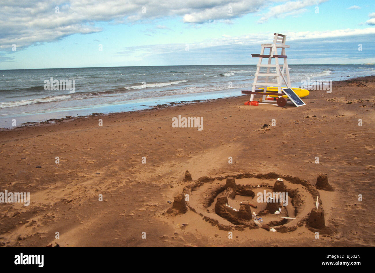 Un bagnino sedia e un castello di sabbia a Stanhope Beach Prince Edward Island National Park Prince Edward Island in Canada Foto Stock