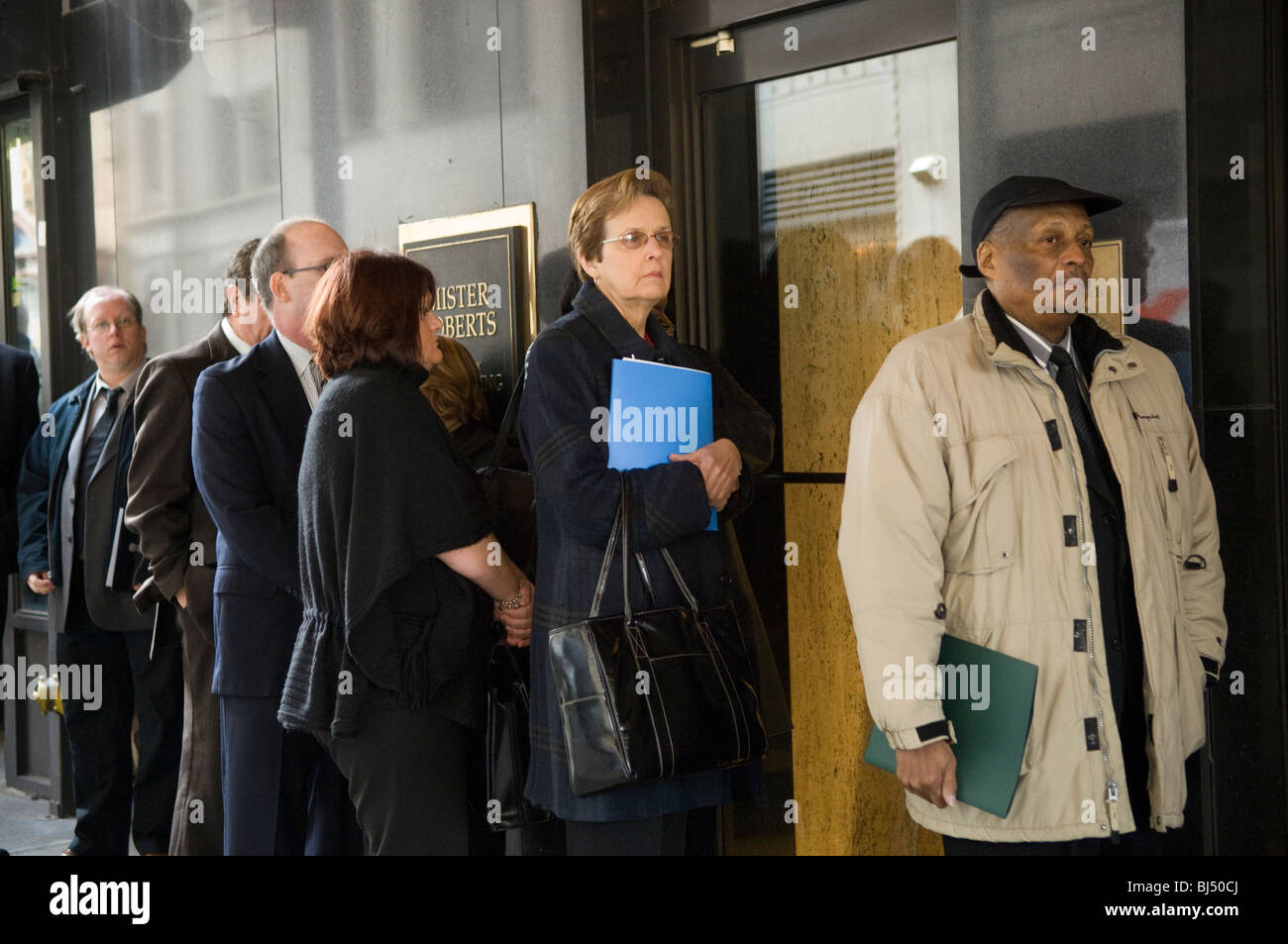 Le persone in cerca di lavoro line up per un processo equo in Midtown a New York il Mercoledì, 10 marzo 2010. ( © Francesca M. Roberts). Foto Stock
