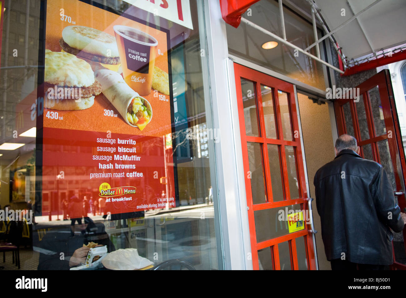 Ristorante McDonald's post calorie per i piatti di salsiccia, hash browns e caffè, nel centro cittadino di Manhattan a New York Foto Stock