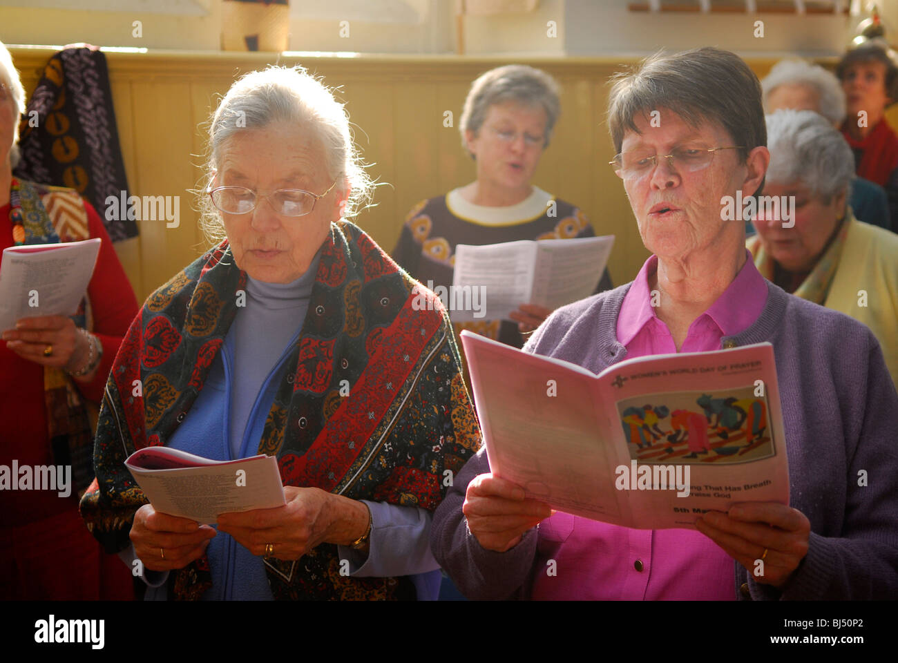 Donne che cantano inni durante la giornata della donna di preghiera, di Petersfield, Hampshire, Regno Unito. Foto Stock