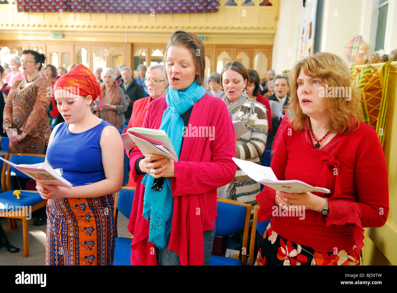 Donne che cantano inni durante la giornata della donna di preghiera, di Petersfield, Hampshire, Regno Unito. Foto Stock