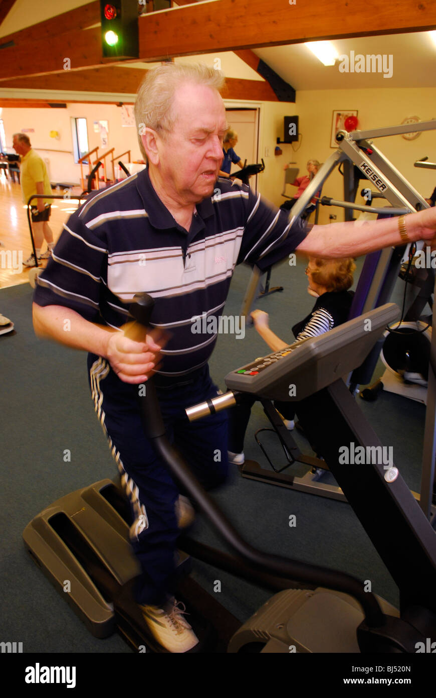 Cuore anziani pazienti impegnandosi in un allenamento un aiuto per il loro recupero a una unità di riabilitazione a seguito della chirurgia cardiaca, Alton, HAMPSHIRE, Regno Unito Foto Stock