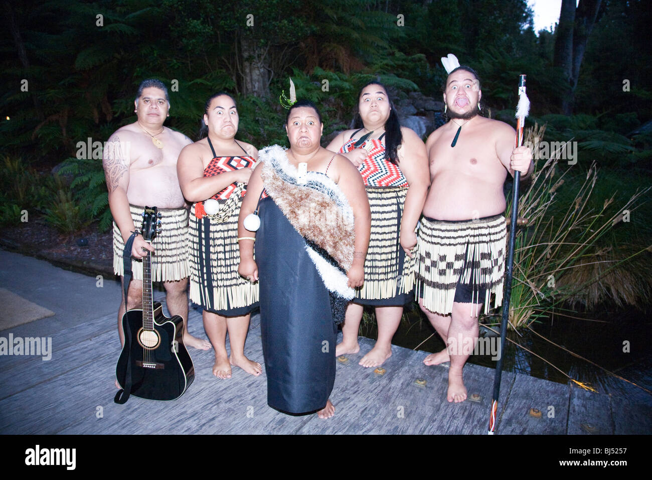 Una performance Maori intrattiene gli ospiti a Treetops Lodge vicino a Rotorua Nuova Zelanda Foto Stock
