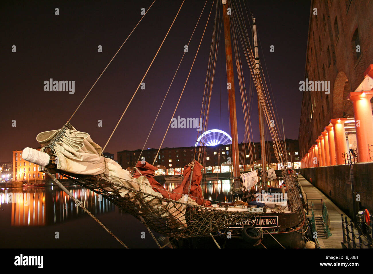 Tall Ship di notte di Albert Dock, Liverpool, Merseyside, Regno Unito Foto Stock