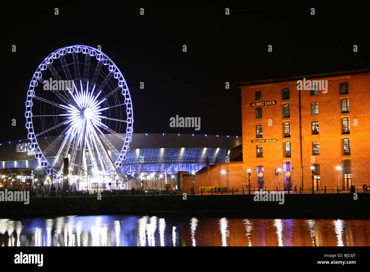 La grande ruota e Albert Dock di notte, Liverpool, Merseyside, Regno Unito Foto Stock