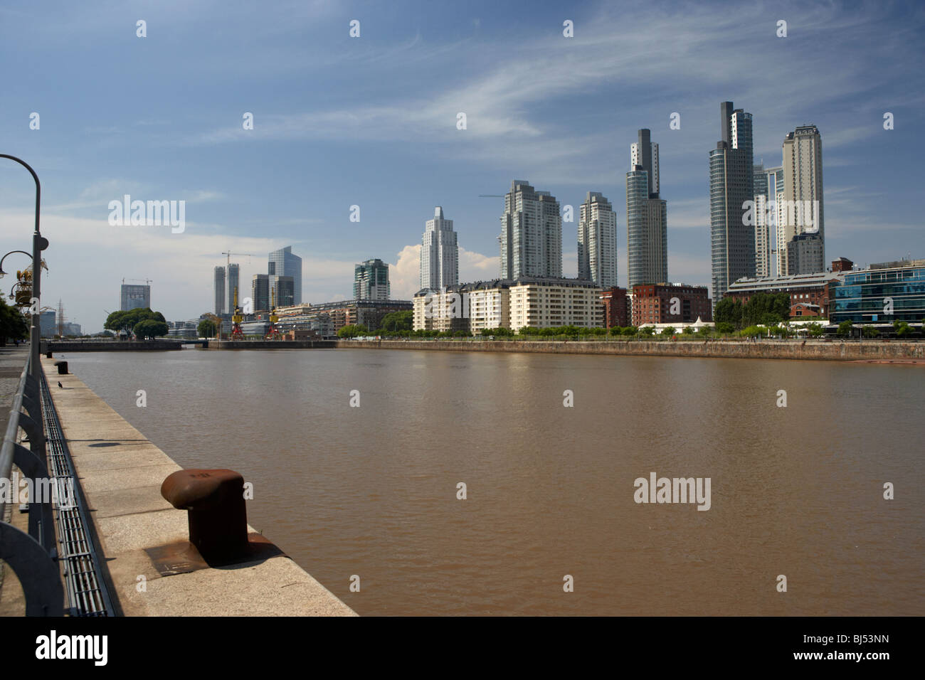 Moderno ed alto edificio di appartamenti e uffici comprese le parc e mulieris torri puerto madero Capital Federal Buenos Aires Foto Stock