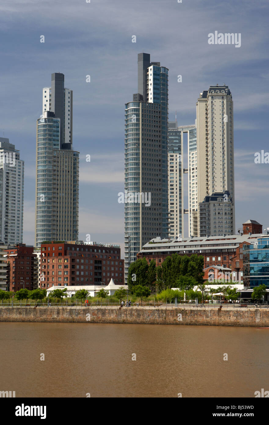 Moderno ed alto edificio di appartamenti e uffici comprese le parc e mulieris torri puerto madero Capital Federal Buenos Aires Foto Stock