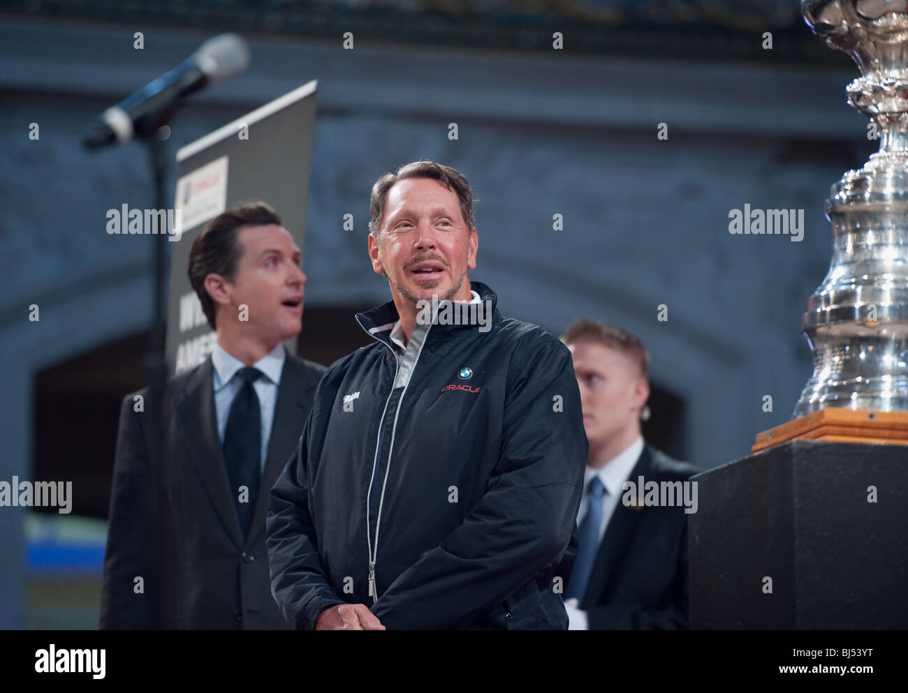 SAN FRANCISCO - Feb 20: OFS il sindaco Gavin Newsom (L) con il CEO Larry Ellison per festeggiare il ritorno della Coppa America per gli Stati Uniti Foto Stock