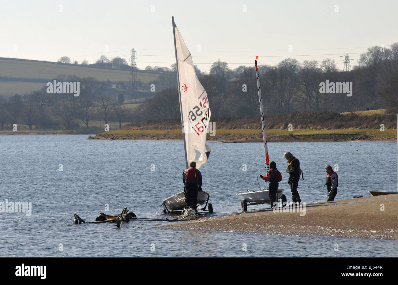 Barca a vela sul serbatoio di Bartley, Birmingham, Inghilterra, Regno Unito Foto Stock