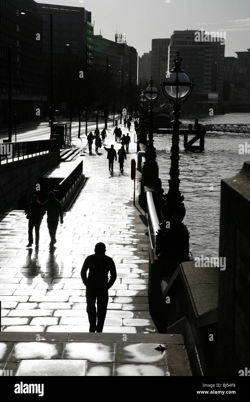 I pedoni a camminare lungo il Tamigi percorso accanto al Fiume Tamigi a Albert Embankment, Lambeth, London, Regno Unito Foto Stock