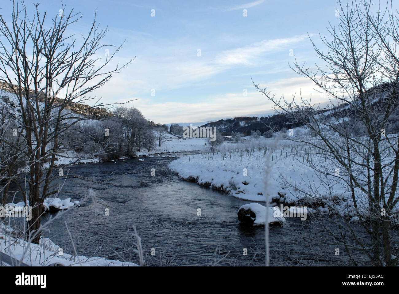 Il Fiume Don si snoda attraverso un freddo gelid e scena invernale nel Parco Nazionale di Cairngorms Foto Stock