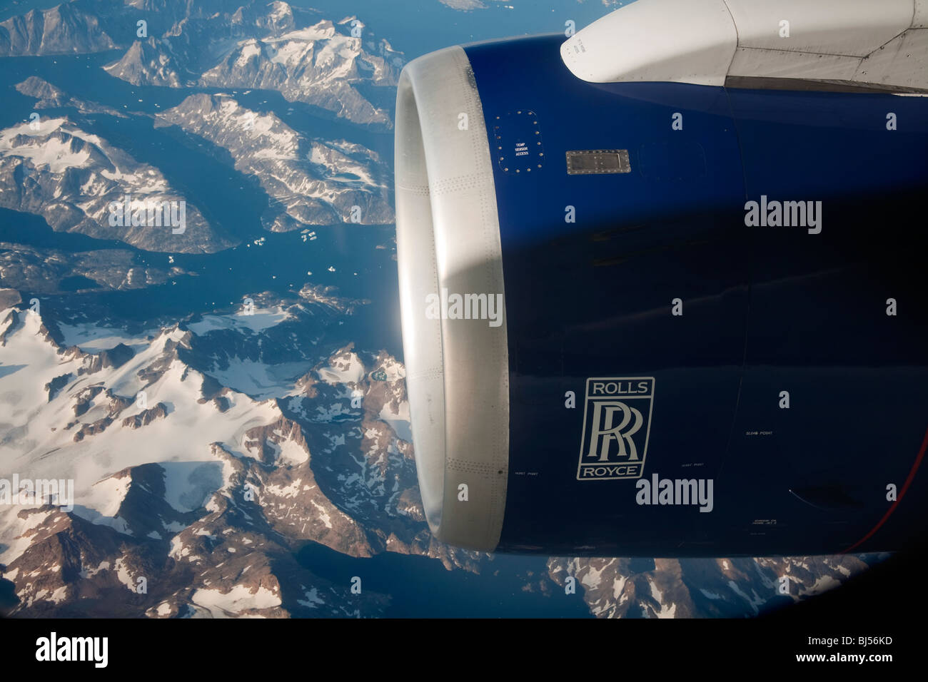 Vista di una Rolls Royce motore per British Airways dal piano di giacitura in cui si vola sopra le montagne innevate della Groenlandia Foto Stock